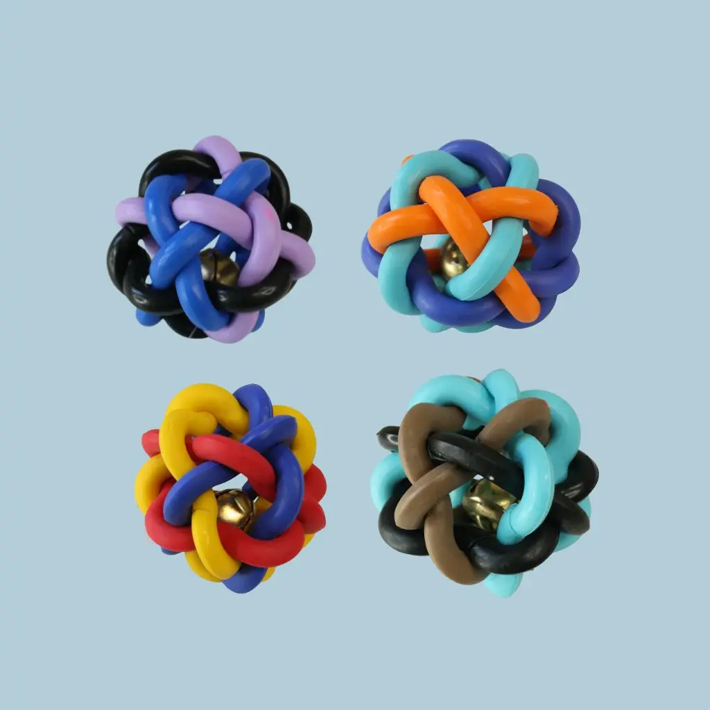 Pelota trenzada con cascabel mediana