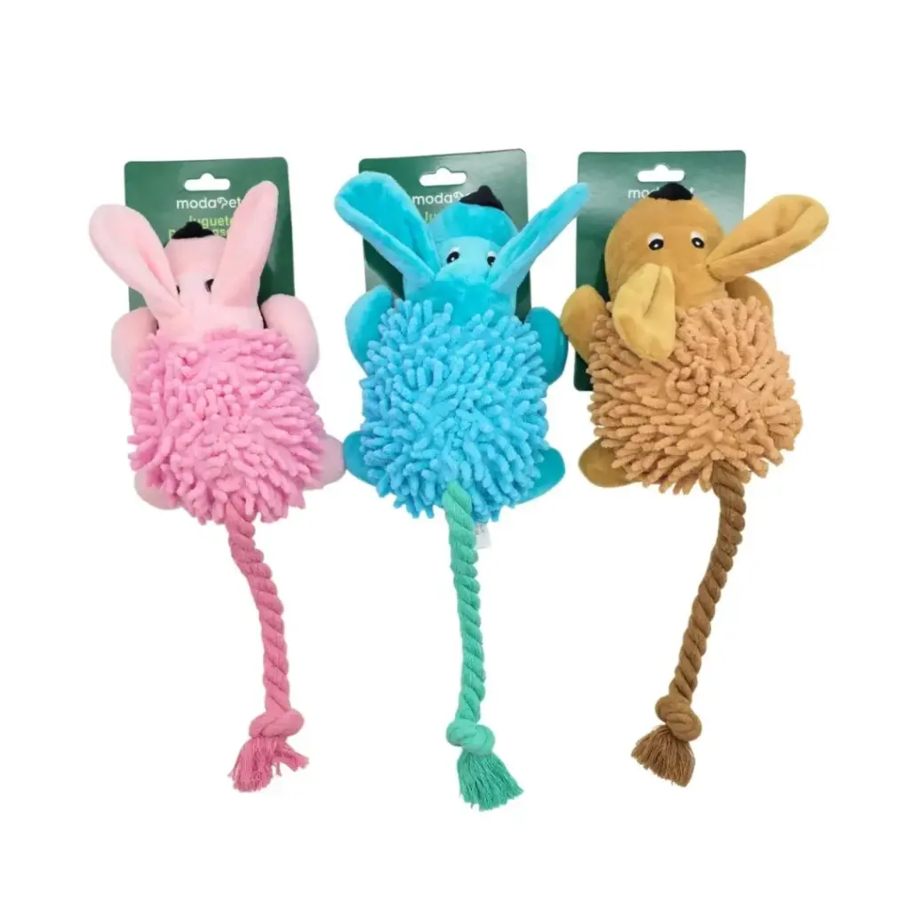 Ratón con pinches de peluche y soga